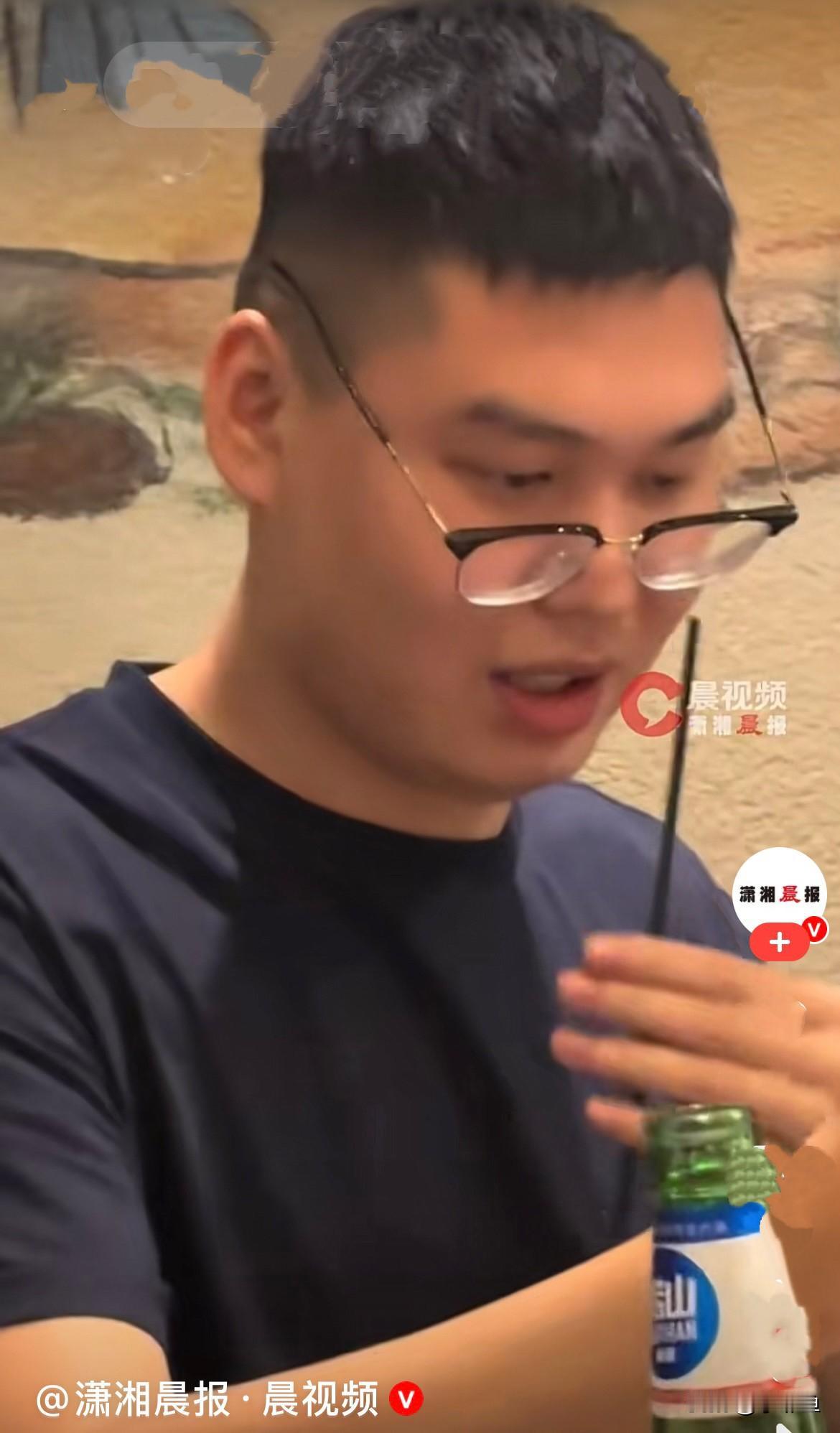 近日，河南平顶山一家餐馆里，发生了离谱又惊险的一幕，但凡差一点点，就是一辈子的伤