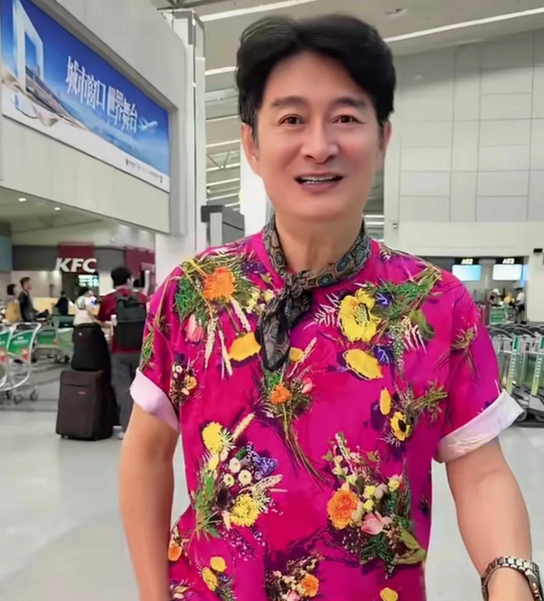 台湾省艺人黄安穿花衣服到湖北。