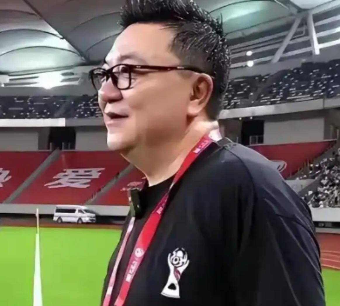 真不敢想，那个跟董路闹到决裂、被不少网友骂成“白眼狼”的足球父子，如今又被足球圈