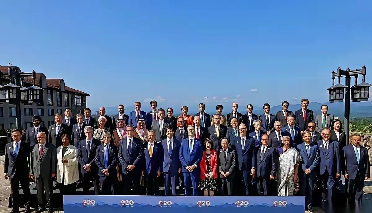 堂堂世界第二大经济体，去开个G20财长会，大合照居然被硬生生塞到了后排最角落。而