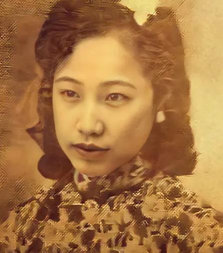 1960年，周总理请溥仪吃饭，席间，溥仪看了一旁女子好几次，周总理注意到后，就笑