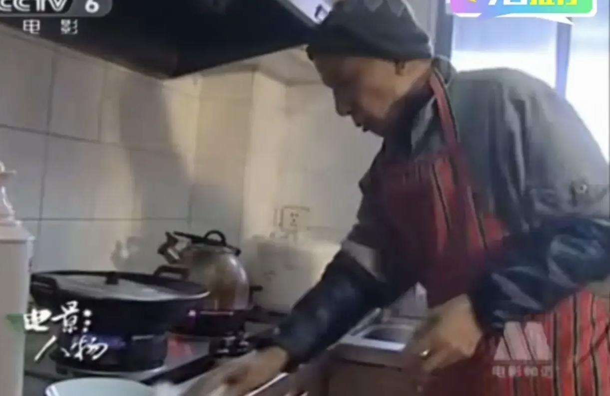 魏宗万家里的厨房真的蛮窄的，魏宗万生前在厨房忙碌，感觉妻子周惟明想要进去帮忙，都