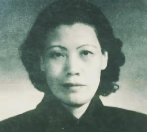 上海解放前夜，她竟被二十万美金悬赏买命，双脚跟被死死钉满铁钉只待天亮处决，谁料七