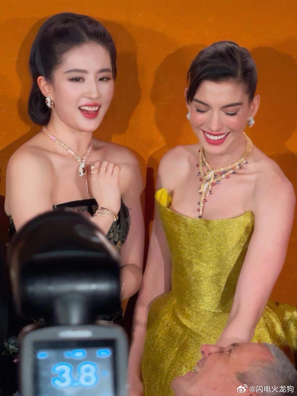 这应该是最接近刘亦菲真实颜值的照片了，没有滤镜，没有美颜，图片不是高清的，美貌是