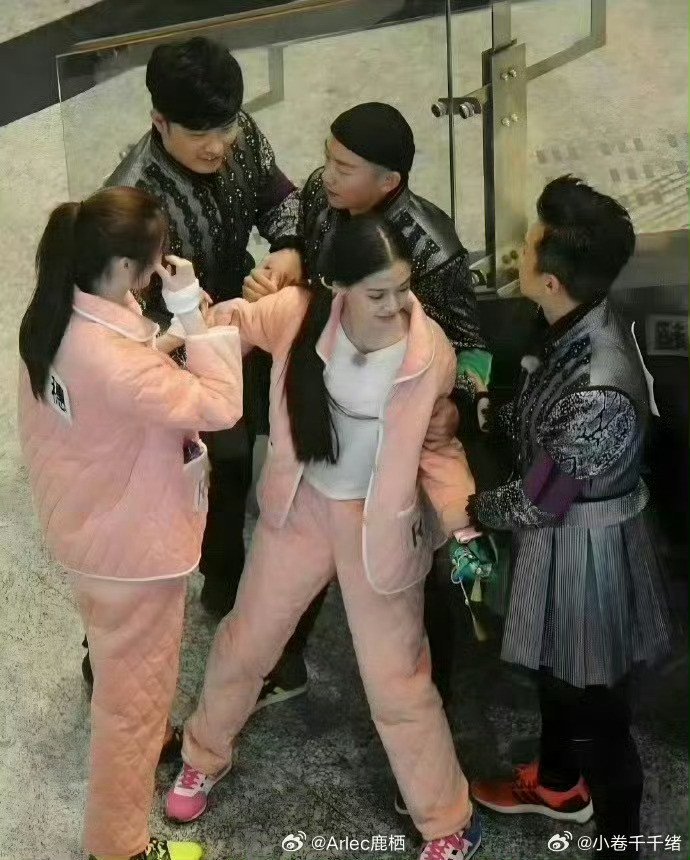 以前的跑男是素颜拍摄，就连穿睡衣都那么美