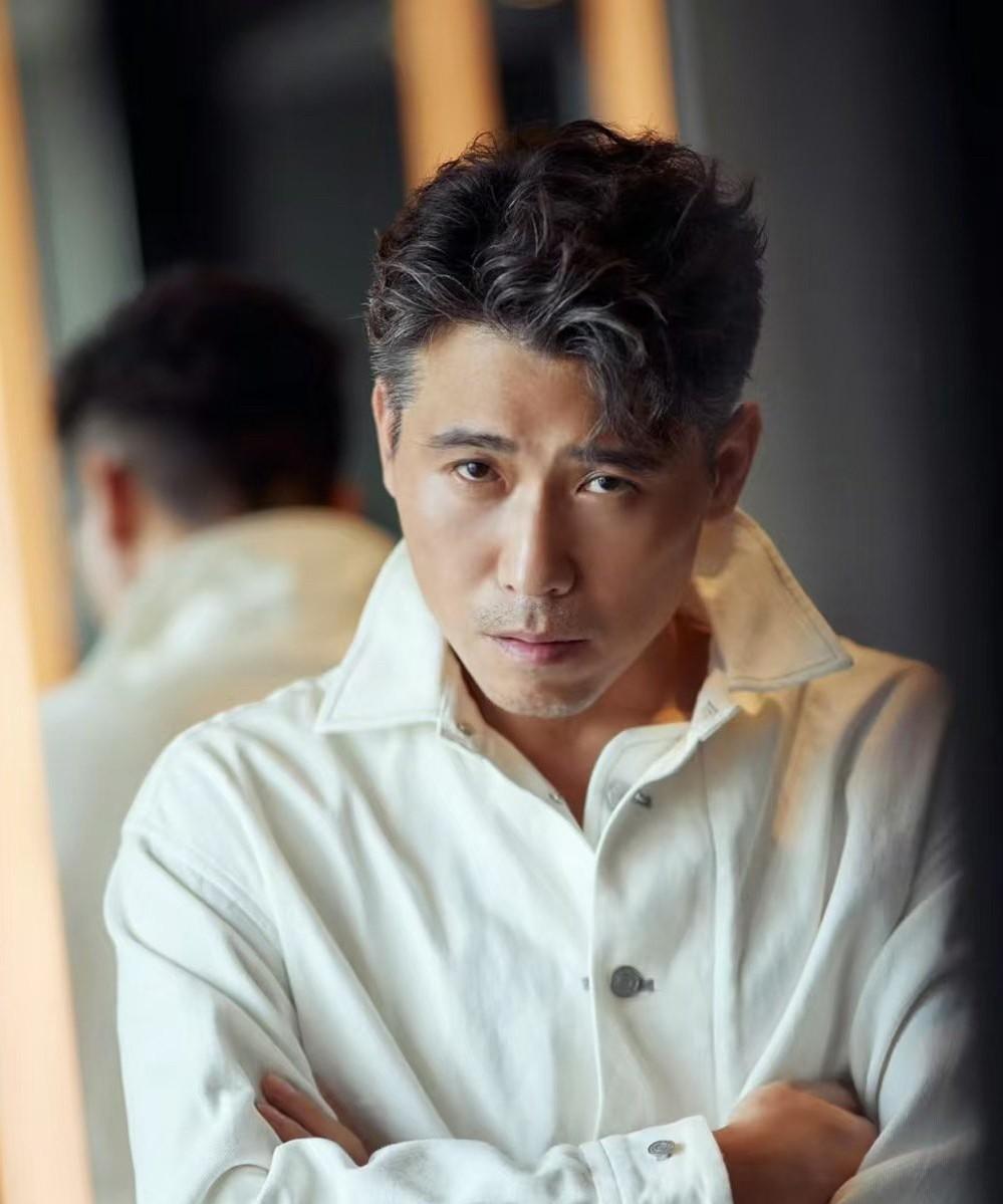 李乃文不查不知道，一查才知道明明可以靠父母，他却剑走偏锋靠自己。1974年