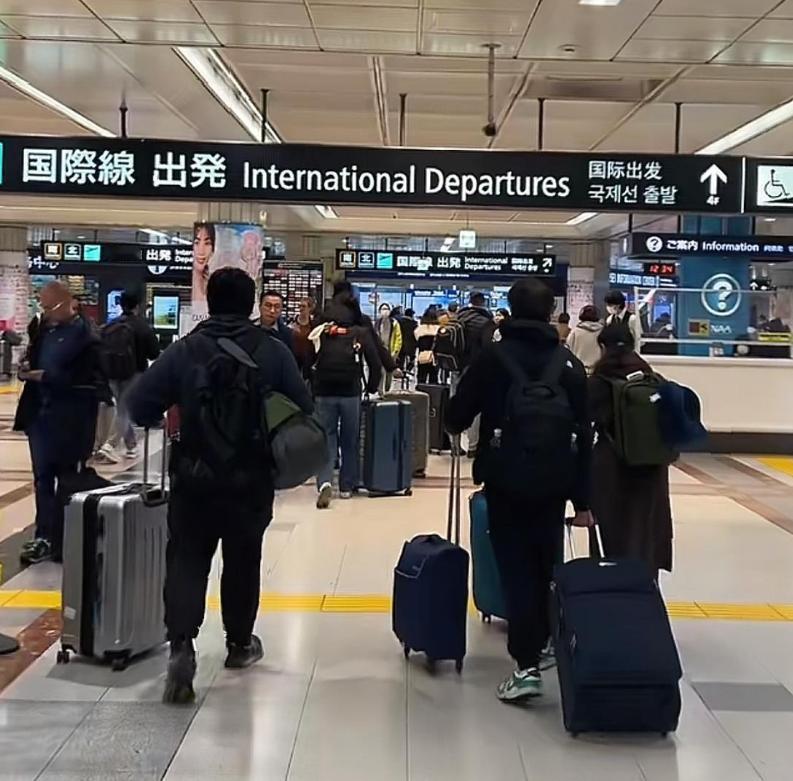 /日本机场那场面现在真是堪称“大型归国求生现场”，百米的长队绕着航站楼转，一眼