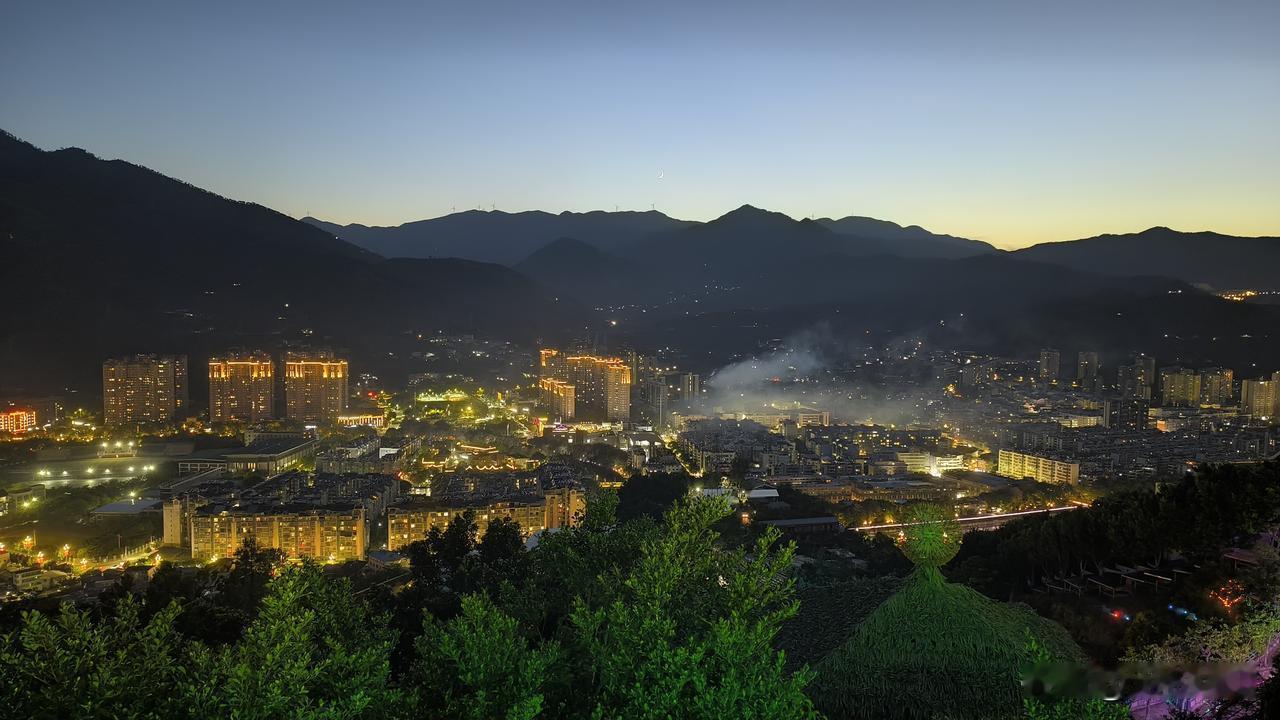 不知道你们有没有发现越长大，其实越孤独。很多时候都是一个人咬咬牙硬扛过去的。有