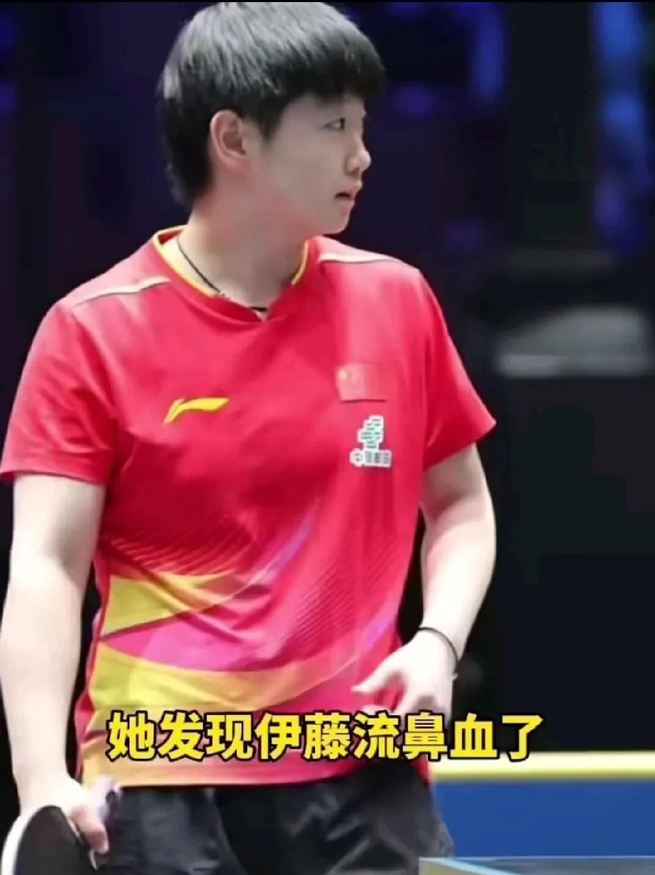 伊藤美诚流鼻血是孙颖莎发现的。孙颖莎和伊藤美诚热身完毕，莎莎在擦球看看伊藤美诚