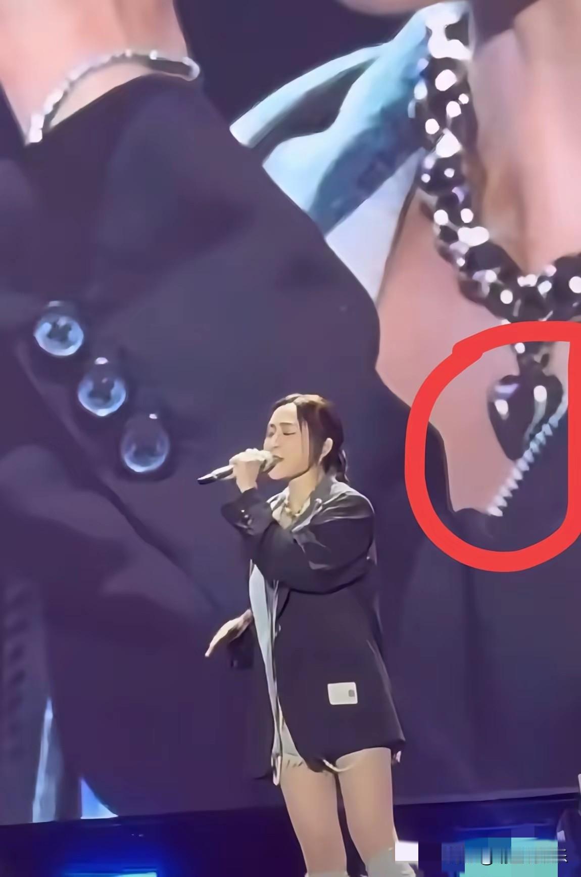 继小S戴着装有大S骨灰的黑色心形项链后,近日范玮琪也戴着同款项链上台唱歌。这款