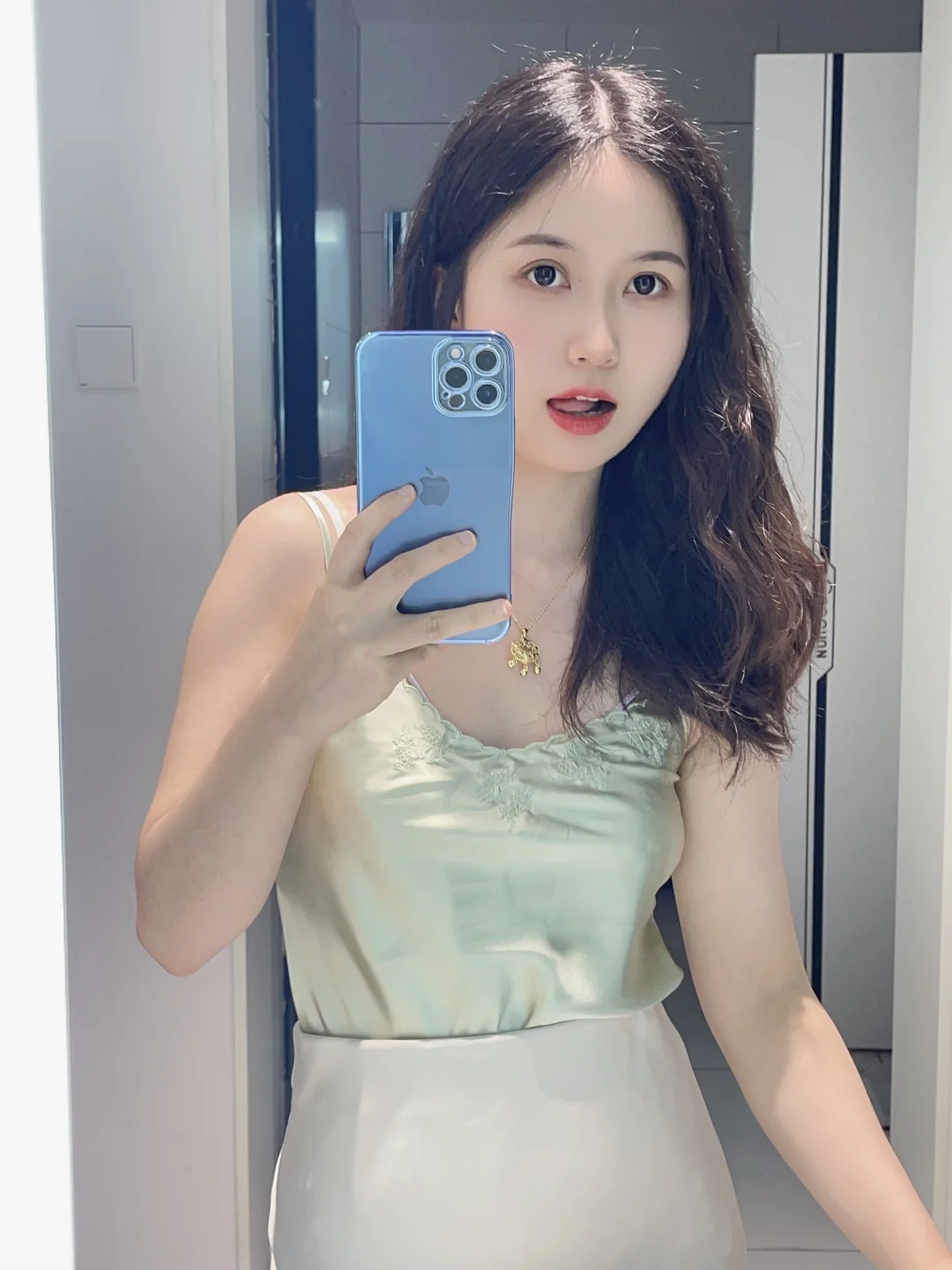 出！缎面刺绣小吊带