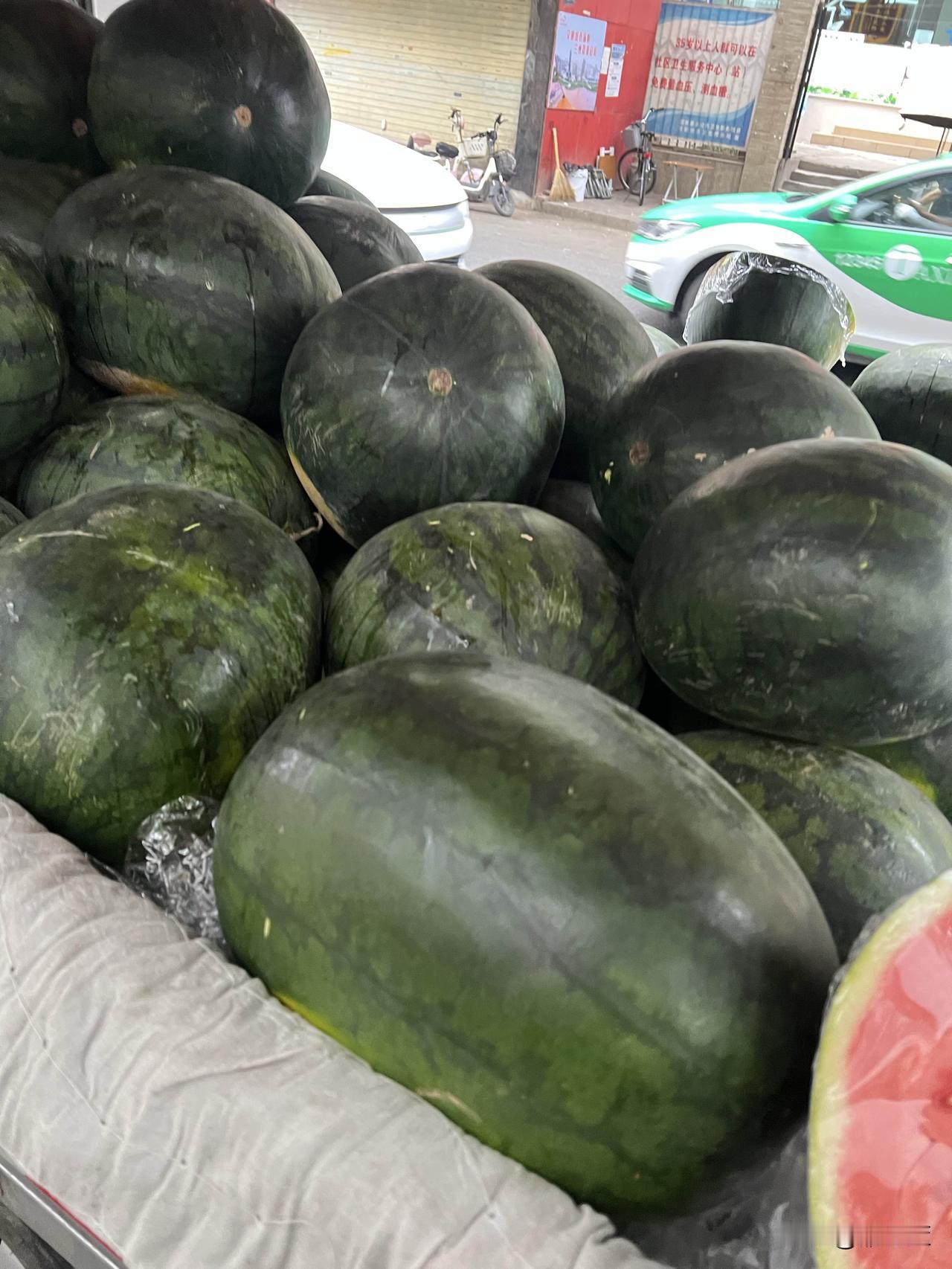 在兰州的街道和超市随处可见的西瓜都是大个头，一个西瓜至少有20-30斤，这西瓜简