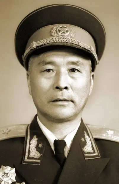 1936年，一位老大娘上山采草药，突然发现草丛中有一大堆苍蝇，还时不时传出沙沙声