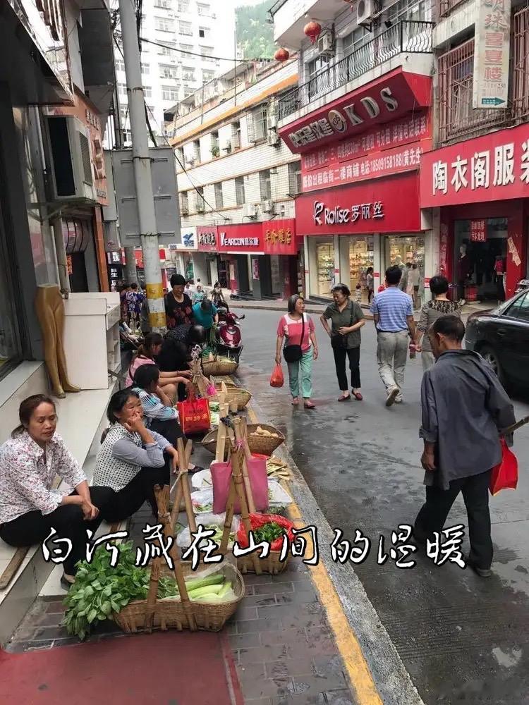 陕西安康最东端，白河这座小城，静静依偎在连绵群山之间，依坡而建，临江而立。这里没