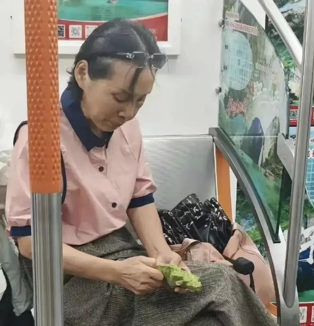 她是怎么做到这么淡定，脸不红的呢？