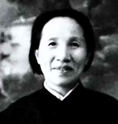 1950年，一名身着简陋的农妇来到北京中南海，要求面见毛主席。门卫正想将她拦下来