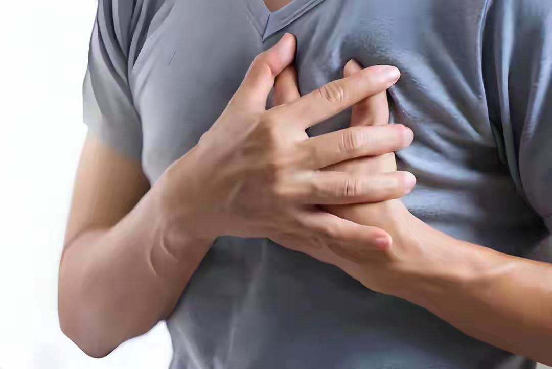 什么是房颤？提醒：房颤发生时，身体会有4大症状，需警惕！——但请先认清：“房颤