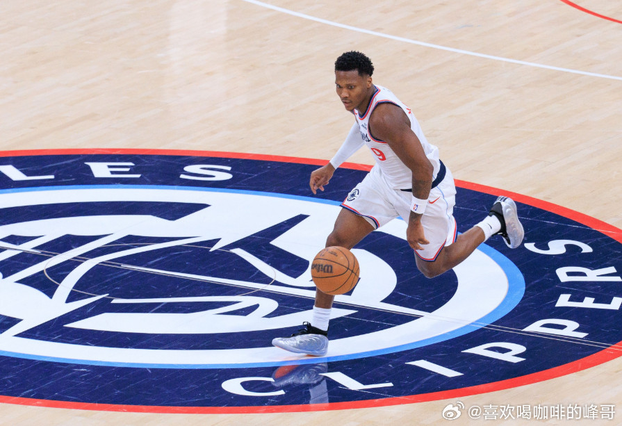 NBA常规赛，快船主场137-117大胜鹈鹕。本场比赛伦纳德复出，马瑟林重回替补