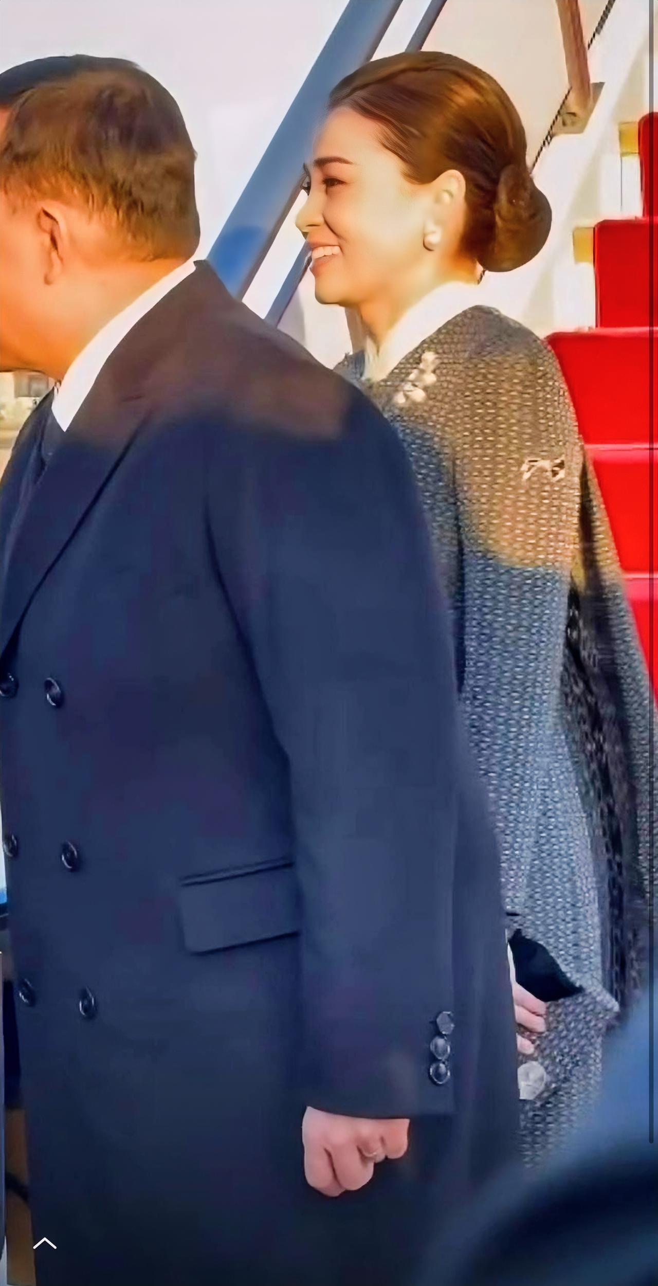 王后有一半的华人血统，确实气质非凡！