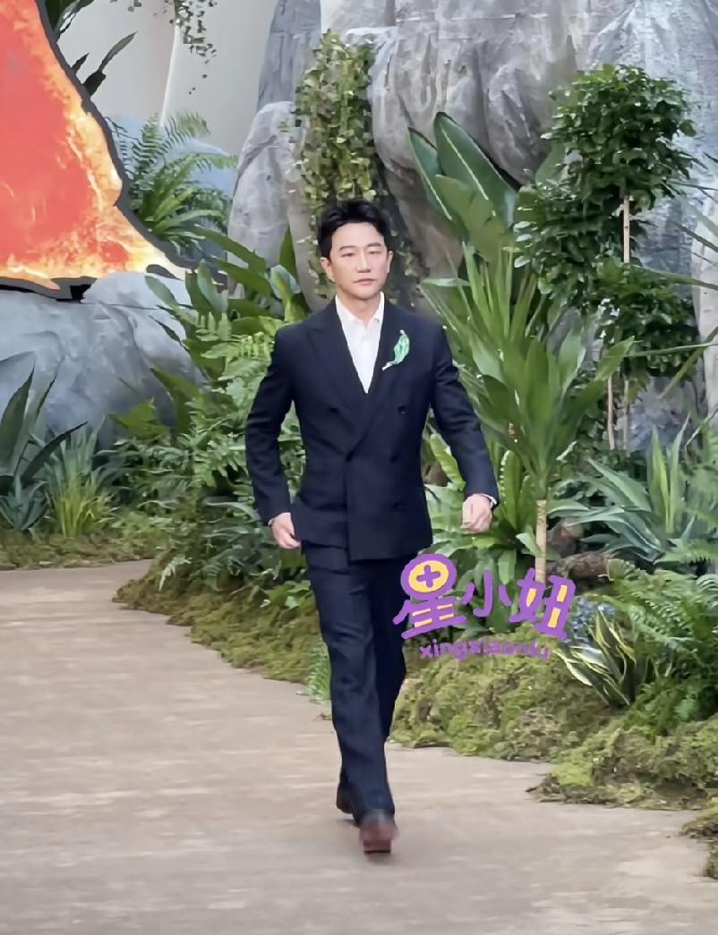 路人视角意外暴露黄轩真实身材，直接把“明星生图翻车”演成了现实版。一身藏蓝