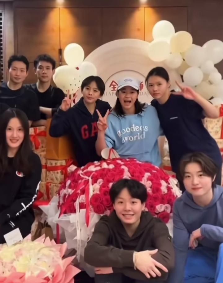 3月28日，全红婵迎来19岁生日，现场温馨又有排面。她身着简约装，和团队、好友一