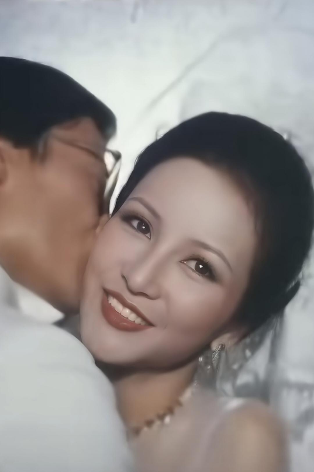 1979年，42岁的谢贤与27岁的狄波拉举行了“世纪婚礼”，谢贤身着白色礼服
