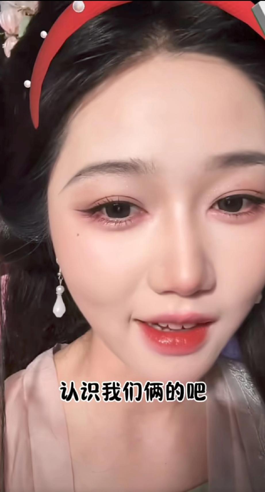 岳雨婷爆短剧床戏内幕：看着甜得拉丝，其实全是硬忍恶心拍出来的。跟男主躺床