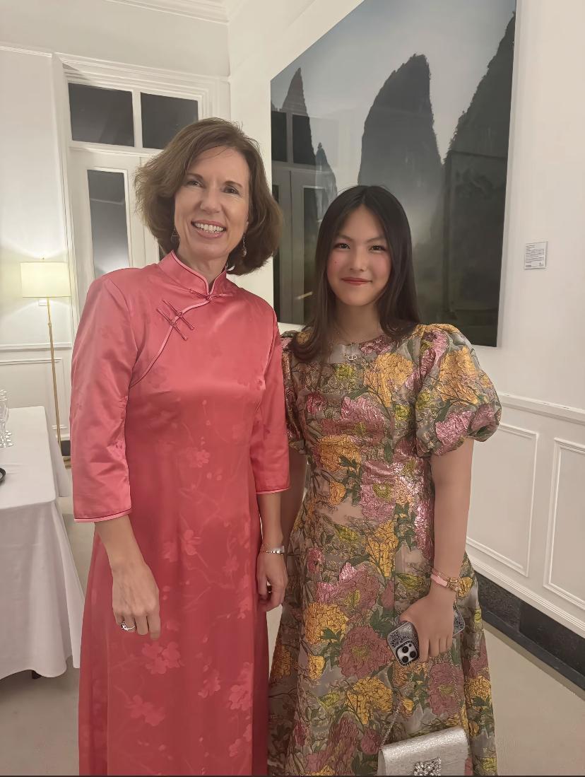 王诗龄的身材以后可能要随妈妈了，李湘晒带王诗龄英国聚会的照片，网友说，十五岁的王