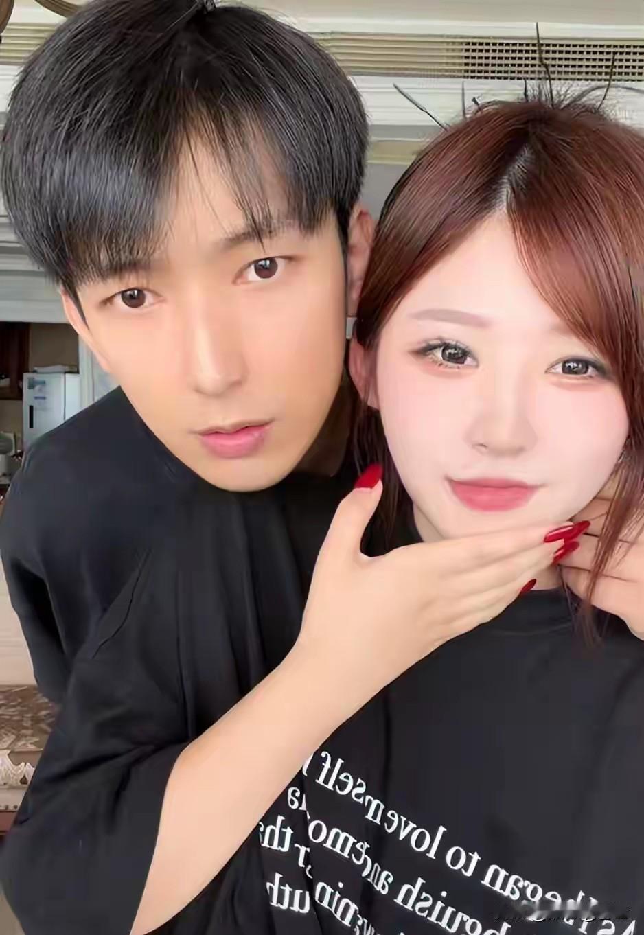 黄一鸣这次直播带着新男友，她说曰子是自己的，我们也不会说去在乎别人的眼光的。我更