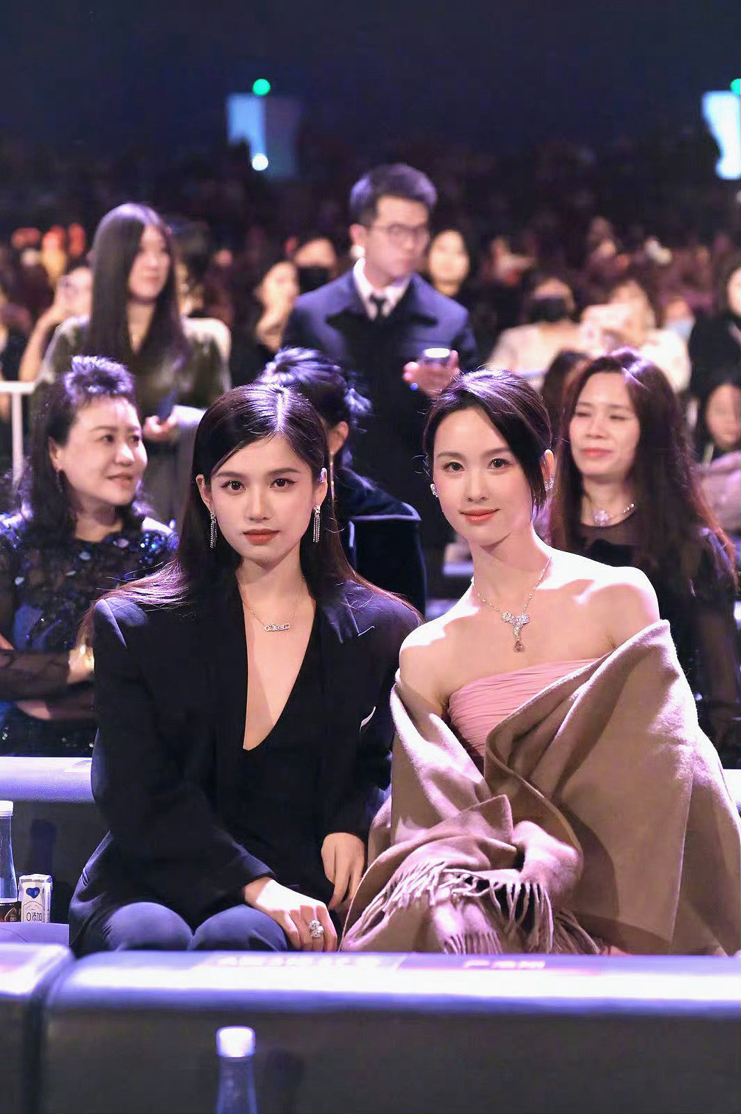 两个人的长相是一对反义词​​​