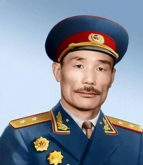 1937年，双面间谍坐在酒楼，企图刺杀朱德，谁知这时，一支手枪顶在了他的身后：“