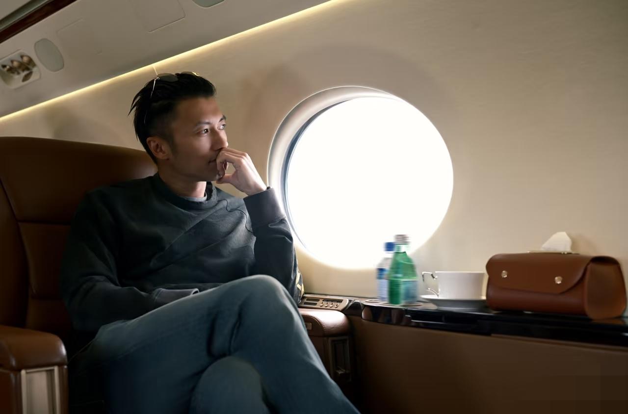 谢霆锋坐私人飞机飞武汉准备开演唱会，既霸气又心酸，心酸的是，他又穿着立领秋衣出来