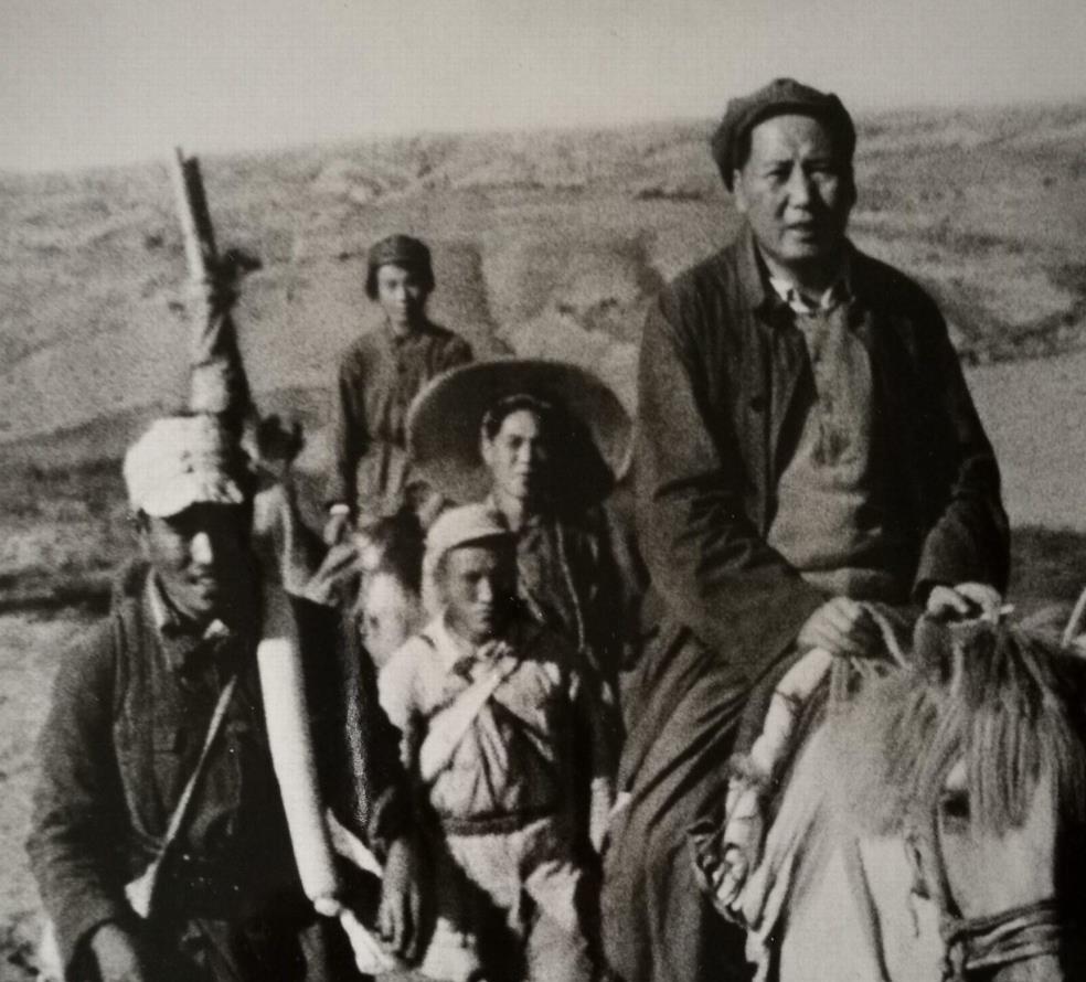 1947年，转战陕北期间，伟人坚持只吃煮黑豆。厨师老周担心首长身体，于是蒸了一碗