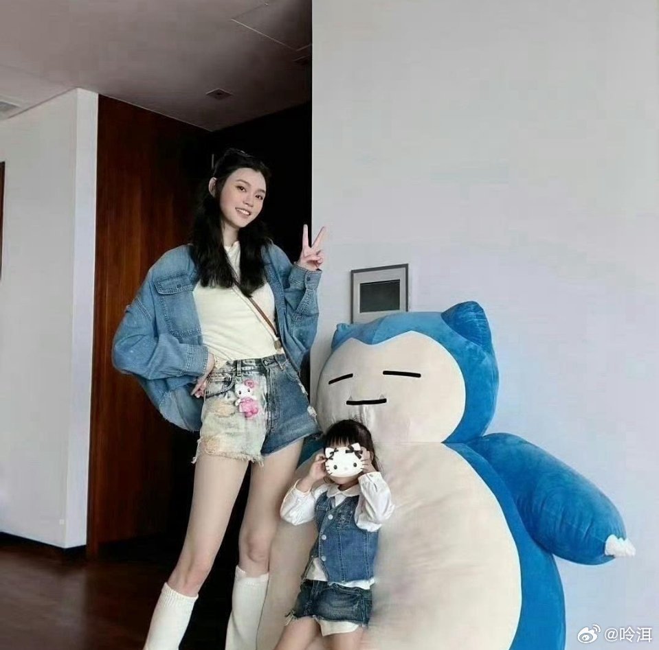 奚梦瑶⁠‎女儿‏完‎‎全继承‎了妈妈的‏大长腿，这基因也‎太强‏了‏吧﻿！
