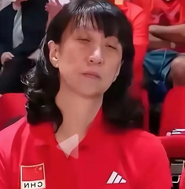 女排想翻身先换赖亚文！赖亚文的问题确实明显她经历了五任主教练，如今身兼