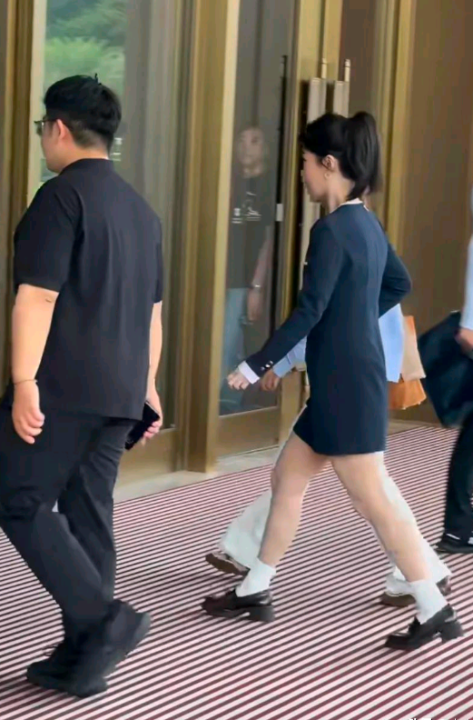 终于懂杨紫为啥只适合古装她明明身高167这次活动生图看着一点都不高。穿
