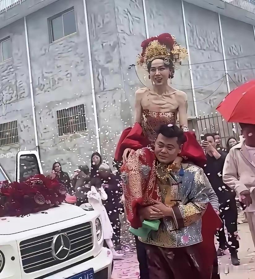 婚车排场，花瓣漫天，中式大婚现场喜气洋洋。然后新娘一出场，全场安静三秒，集体看呆