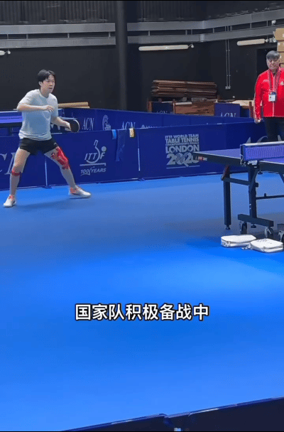 王楚钦伦敦一天两训，大腿上的肌贴让人很心疼。这是今天的第二次上训，换上了红色