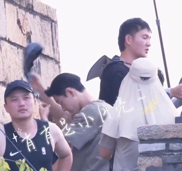 肖战脱了一件里面还有一件天气热了肖战脱外套是好事，但谁能告诉我，为什么T恤里