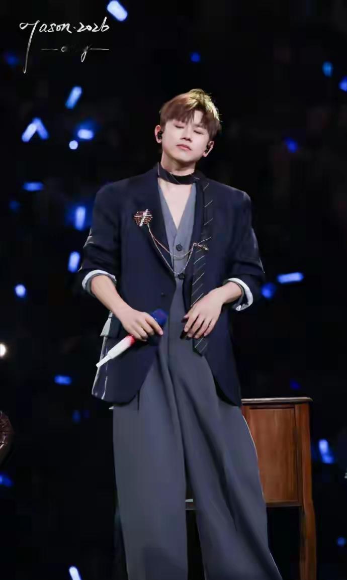 我终于想通了，张杰站在谢娜旁边，为什么像差了20岁。他不是靠医美换了张脸，而是