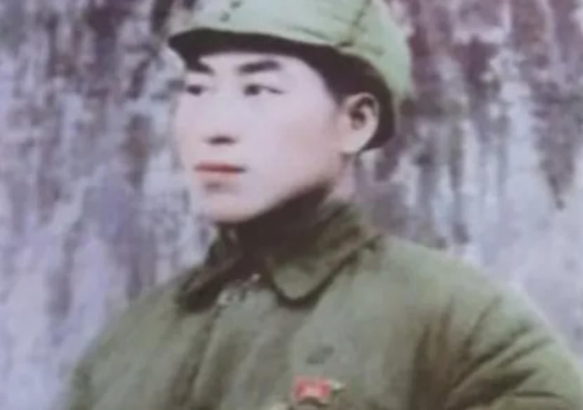 1943年，日军在清理刚刚结束的战场，伪军发现一名重伤的八路，悄悄地对他说：“我