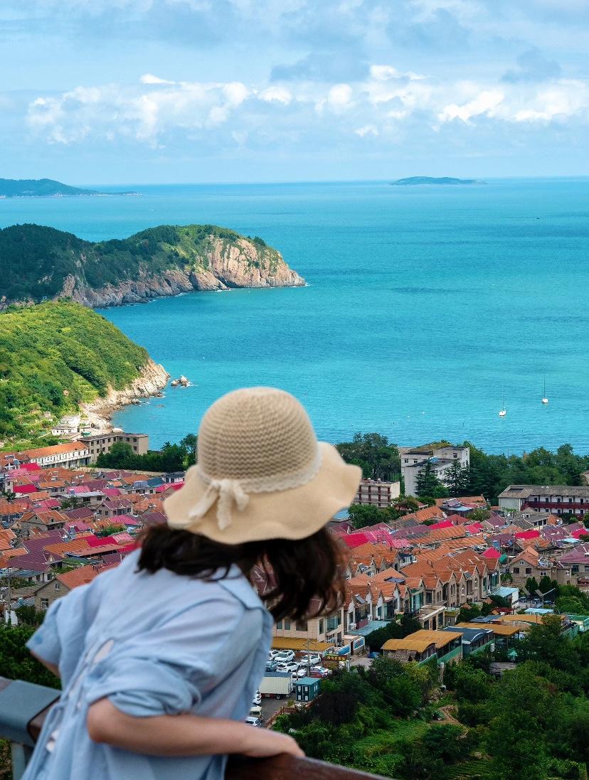 崂山的海，总在不经意间把心悄悄打开。远处的山影在云雾中若隐若现，与海连成一幅宁静