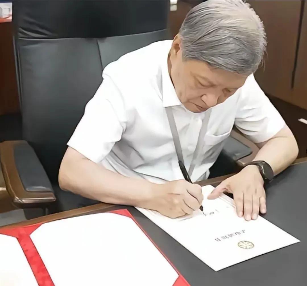 今年报考福耀科技大学被录取的那50个人是非常聪明的，他们没有被像张雪峰等网络大V