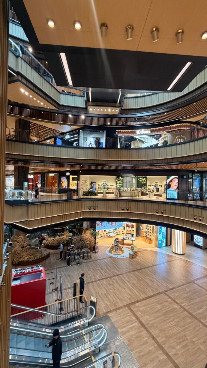 在上海，一对普通夫妻一年挣个五六十万，应该不算少了，每天起早贪黑地加班，养俩孩子