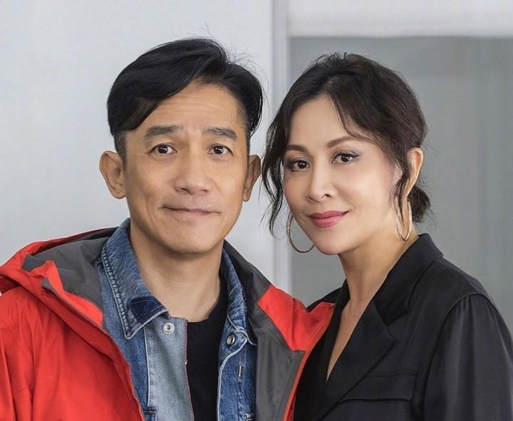 刘嘉玲刚开口谈商业逻辑，何赛飞抬手按住她话头。“先停停，”这位越剧出身的演员眼