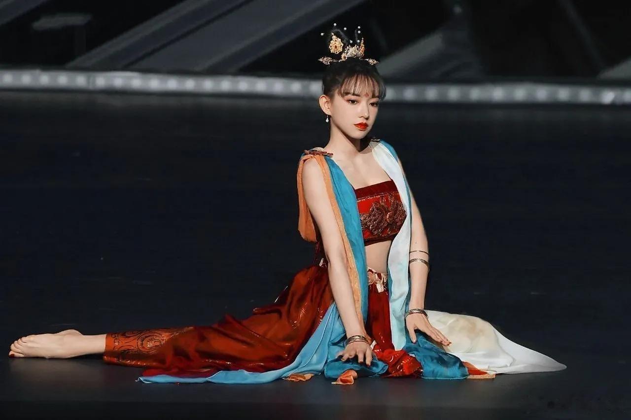 程潇这柔韧性很见舞蹈功底，奶潇好迷人。