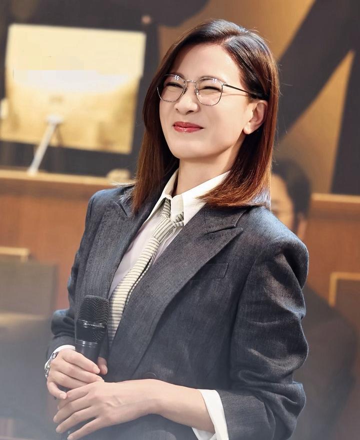 75岁的刘晓庆和家人撕破脸，同样是不婚不育，50岁佘诗曼和52岁的李冰冰却能