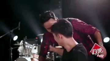 黄景瑜和阮经天有点过分啊，阮经天那么自然的搂住黄景瑜，那眼神对吗？都拉丝了，说着