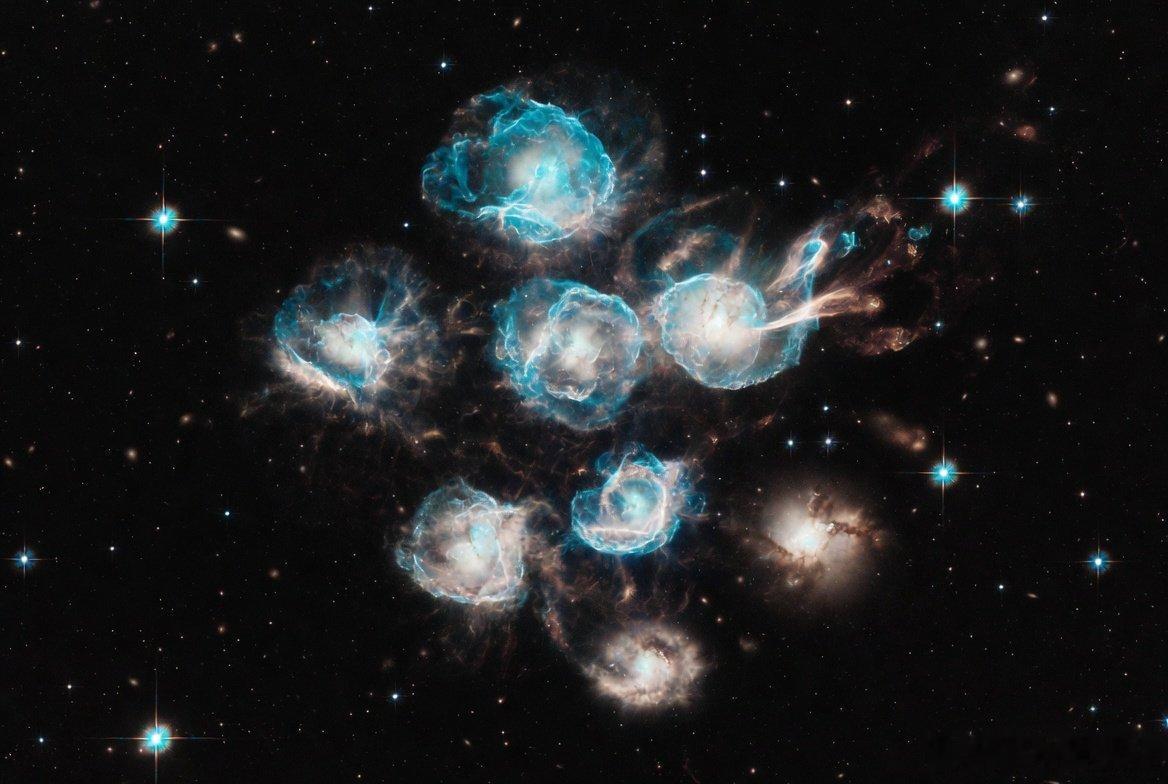 大爆炸后仅12亿年，六个微小星系已开始合并，孕育未来巨星系天文学家发现了一个异常