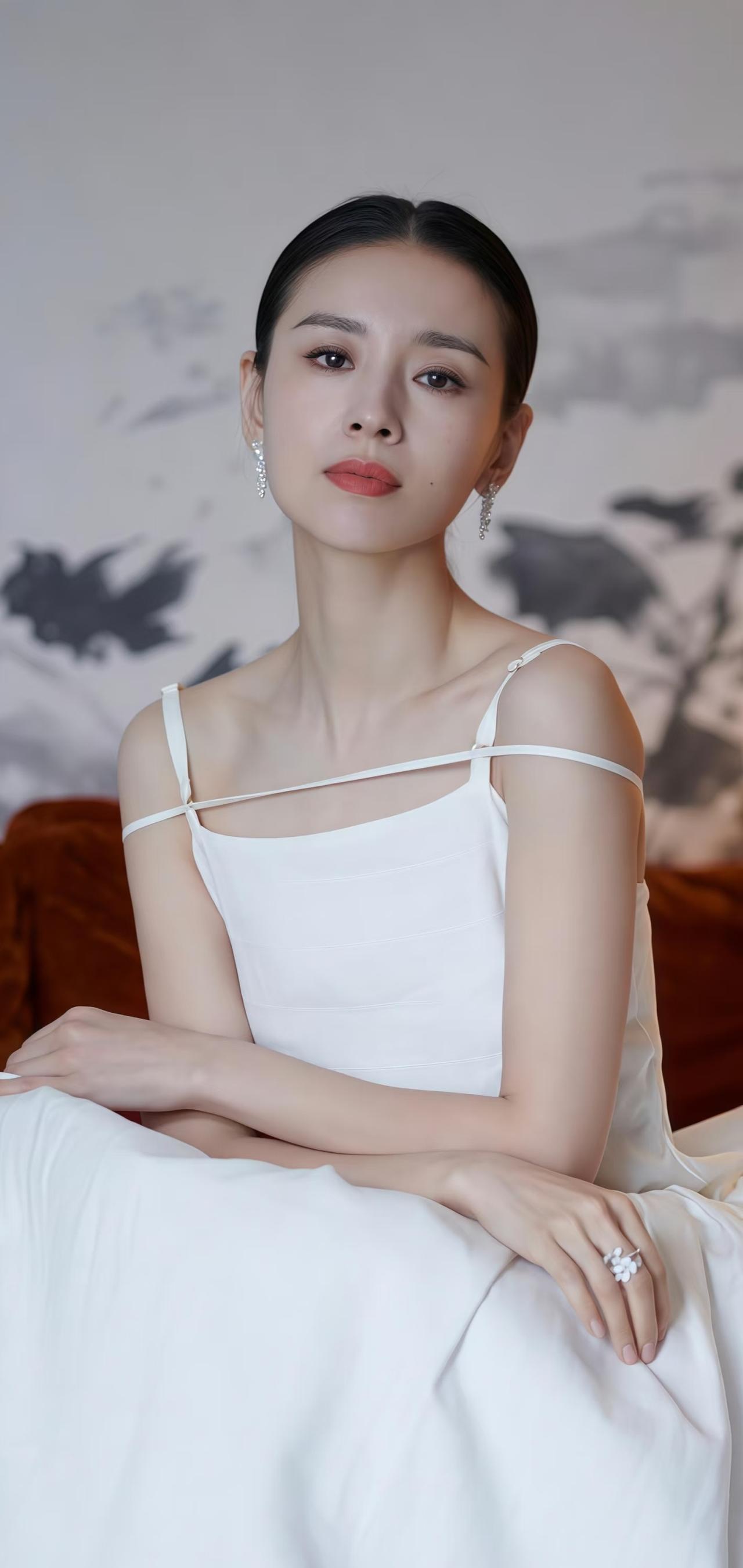 谁说“癞蛤蟆吃不了天鹅肉”？近日，有网友拍到董洁与王大治在某酒店前台的合影，董